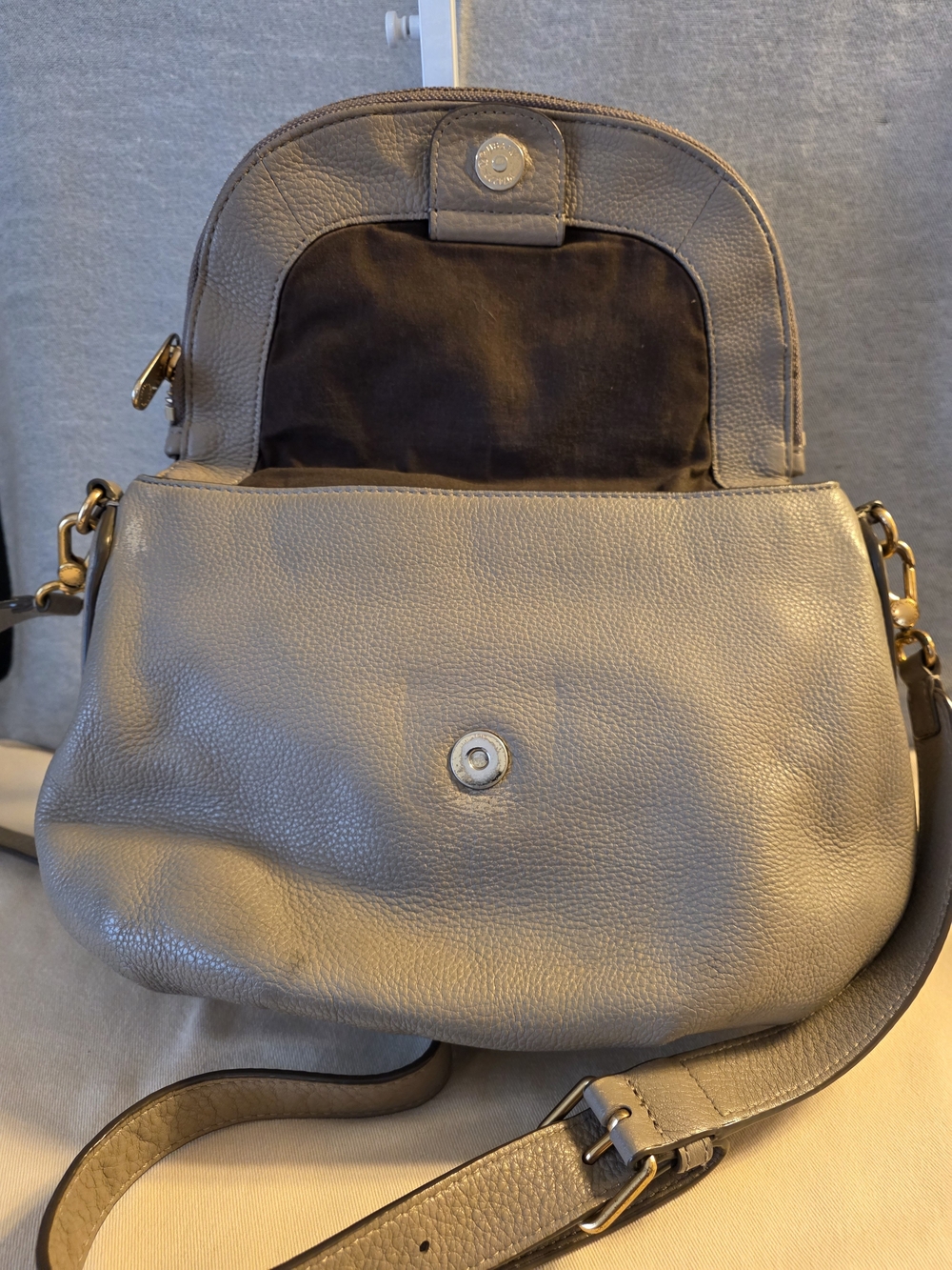 Nuts in a Basket Marc by Marc Jacobs Natasha Gray Pebbled Leather Crossbody Bag - Picture 6 of 9